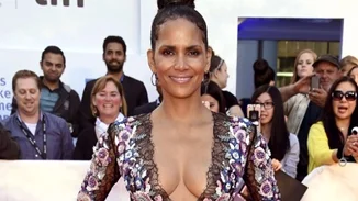 Halle Berry: Με το πιο ανατρεπτικό look στο κόκκινο χαλί