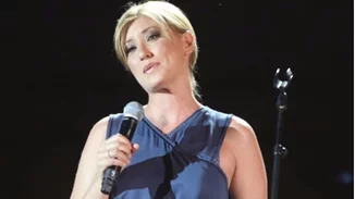 Σία Κοσιώνη: Με κόκκινο φόρεμα στον 7ο μήνα της εγκυμοσύνης της