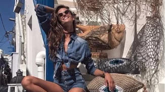 Αγγελάκι της Victoria's Secret κάνει διακοπές στη Μύκονο και φωτογραφίζεται με την ελληνική σημαία