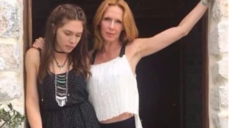 Εβελίνα Παπούλια: Η νοσταλγική φωτογραφία με την κόρη της στο Λονδίνο