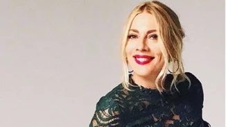 Σμαράγδα Καρύδη: Ποζάρει πιο αποκαλυπτική από ποτέ στο κρεβάτι της