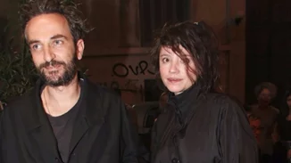 Άρης Σερβετάλης: Σπάνια δημόσια εμφάνιση με την σύζυγό του