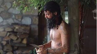 O Νίνο με μούσια και κρητικό σαρίκι είναι πιο sexy από όσο φανταζόσουν!