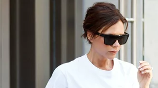 Jeans και λευκό T-shirt; Η Victoria Beckham έχει μία πολύ καλύτερη εκδοχή