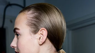 Αυτό είναι το χτένισμα που θα κάνεις σήμερα κιόλας! Γιατί; Δες εδώ