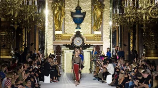 Balmain, Isabel Marant S/S '18: Περίτεχνες υφές, glitter και casual vibes