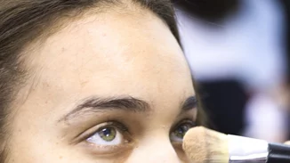 Αυτός είναι σίγουρα ο πιο διασκεδαστικός τρόπος εφαρμογής του foundation! (μία δοκιμή θα σε πείσει)