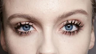 Πώς να φορέσεις το σκούρο κραγιόν τώρα και να μην φαίνεσαι εξωγήινη