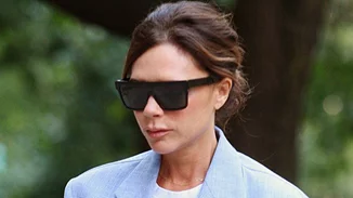 Victoria Beckham: Οι κομψές εμφανίσεις της με κομμάτια που έχεις κι εσύ