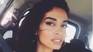 Ελένη Φουρέιρα: Με κόκκινο μπικίνι απολαμβάνει τα καταγάλανα νερά