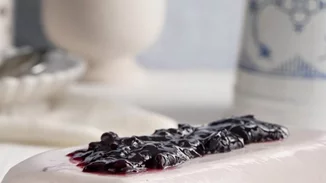 Παγωμένο γλυκό με γιαούρτι και μαρμελάδα κεράσι