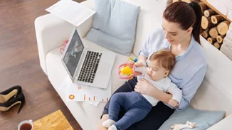 Επιστροφή στη δουλειά μετά το μωρό – πώς είναι να αφήνεις τη μισή σου καρδιά στο σπίτι