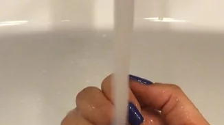 Με ένα σμπάρο: Με αυτό το βερνίκι τα νύχια σου αλλάζουν χρώματα σε ένα 1''