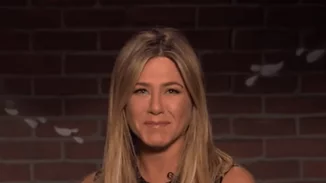 Jennifer Aniston: Πώς αντιδρά όταν διαβάζει "mean tweets";