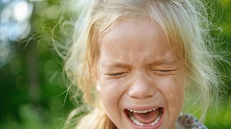 10 φράσεις που μπορείς να πεις στο παιδί αντί για το «σταμάτα να κλαις»