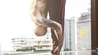 Γυμνοί άνδρες κάνουν yoga και το αποτέλεσμα θα σου αρέσει σίγουρα