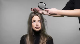 Πιτυρίδα: Μην την βλέπεις σαν εχθρό, μάθε πώς θα την αντιμετωπίσεις αποτελεσματικά