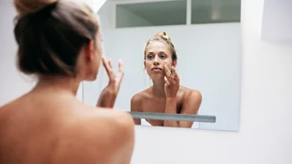 Έχεις αναρωτηθεί ποτέ τι είναι το σμήγμα που ευθύνεται για τα ενοχλητικά σπυράκια σου;