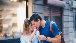 Άντρες VS γυναίκες: Γιατί εμείς θέλουμε σοκολάτα και αυτοί burger; Ποιες τροφές προτιμούν τα δύο φύλα;