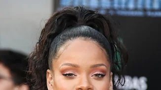 Rihanna: Συνδυάζει office look με σέξι ύφος