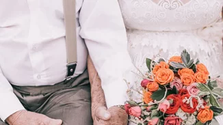 Το ζευγάρι που φωτογραφήθηκε για το γάμο του 60 χρόνια μετά την τελετή