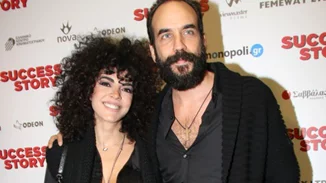 Μαρία Σολωμού – Πάνος Μουζουράκης | Τρυφερά χάδια και αγκαλιές σε βραδινή τους έξοδο