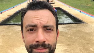 Σάκης Τανιμανίδης | Η selfie με την Χριστίνα Μπόμπα και τους κουμπάρους