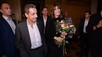 Carla Bruni - Nicolas Sarkozy | Eκείνη τον έχει στο κινητό ως «Nicolas, αγάπη μου», εκείνος ζηλεύει ακόμα και τη σκιά της