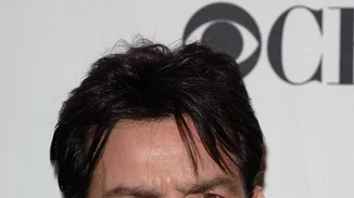 O Charlie Sheen κατηγορείται για φόνο!