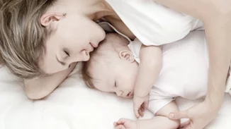 «Το παιδί πρέπει να κοιμάται μόνο του» – είναι δική του ανάγκη ή της κοινωνίας;