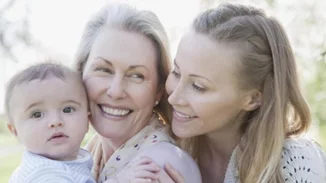 Οι πιο ακατάλληλοι κριτές για το αν είμαστε καλές μητέρες είναι οι μάνες μας