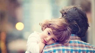 Ο πατέρας είναι πατέρας. Όχι μια «βοηθητική μητέρα»