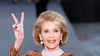H Jane Fonda ανέβηκε στην πασαρέλα και έκλεψε την παράσταση!