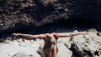 H άγνωστη κοπέλα που κάνει γυμνή yoga και έχει γίνει το απόλυτο viral!