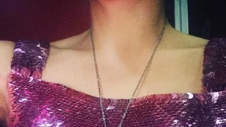 H star φορά τις στάχτες της νεκρής φίλης της για να τη νιώθει πάντα κοντά της