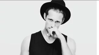 Alexander Skarsgard: Γιατί προκάλεσε πανικό στο Twitter το νέο του κούρεμα;