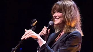 Θέατρο Παλλάς: Πλήθος επωνύμων στην πρεμιέρα της Carla Bruni