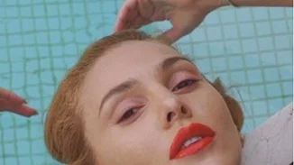 Τάμτα: Ποζάρει φορώντας ρούχα της μαμάς της και είναι εντυπωσιακή!