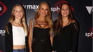 Αννίτα Ναθαναήλ: Σπάνια βραδινή έξοδος με τις κόρες της