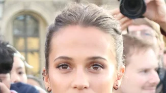 Alicia Vikander: Έτσι θα έμοιαζε το νυφικό της στο (φημολογούμενο) γάμο της;