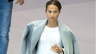 Alicia Vikander: Η πρώτη εμφάνιση με τη βέρα στο χέρι της!