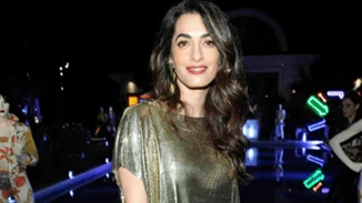 Amal Clooney: Με vintage glam look στο party του οίκου Versace