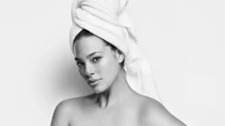 H Ashley Graham ποζάρει μόνο με μία λευκή πετσέτα