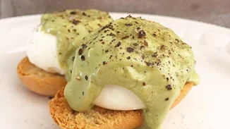 Αυγά benedict με σος ολαντέζ από αβοκάντο