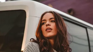 Είναι αυτή η κοπέλα η νέα σωσίας της Angelina Jolie;