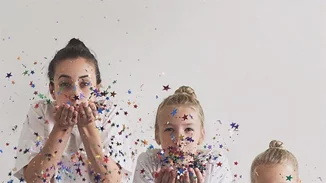 Μια μητέρα στήνει το πιο απολαυστικό φωτογραφικό project με τις δύο κόρες της