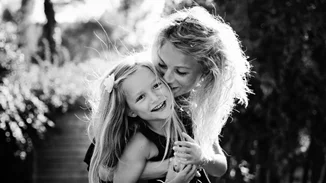 Κολλητός τους φίλος όταν πρέπει, αλλά γονιός κάθε φορά