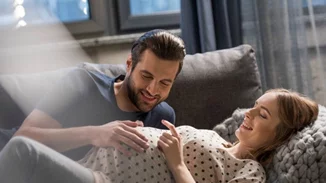 Τι νιώθει το μωρό μέσα στην κοιλιά της μαμάς του;