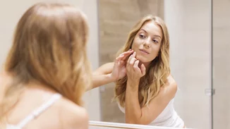 H beauty editor βρήκε τον τρόπο να πει αντίο στη λιπαρότητα και τα σπυράκια (βίντεο)