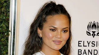 Chrissy Teigen: Ετοιμάζεται για το κόκκινο χαλί μέσα σε μόλις 35 δευτερόλεπτα!